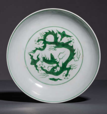 Feiner kaiserlicher Teller aus Porzellan mit grünem Drachendekor - фото 1