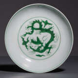 Feiner kaiserlicher Teller aus Porzellan mit grünem Drachendekor - photo 1