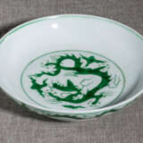 Feiner kaiserlicher Teller aus Porzellan mit grünem Drachendekor - Foto 4