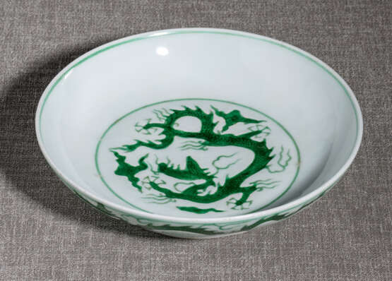 Feiner kaiserlicher Teller aus Porzellan mit grünem Drachendekor - Foto 4