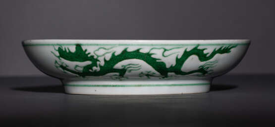 Feiner kaiserlicher Teller aus Porzellan mit grünem Drachendekor - Foto 5