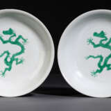 Paar Teller mit grünem Drachendekor zwischen Wellen in 'anhua'-Technik auf weissem Fond - Foto 1