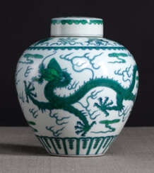 Deckelvase mit Drachen- und 'Bajixiang'-Dekor