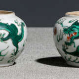 Paar Schultertöpfchen mit grünem Drachendekor - фото 1