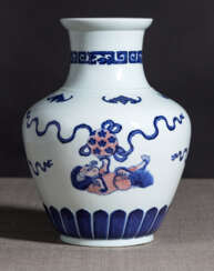 Sehr seltene Vase mit Dekor von Buddhistischen Löwen