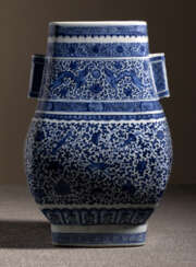 'Hu'-förmige Vase aus Porzellan mit Fabeltieren und Glücksemblemen