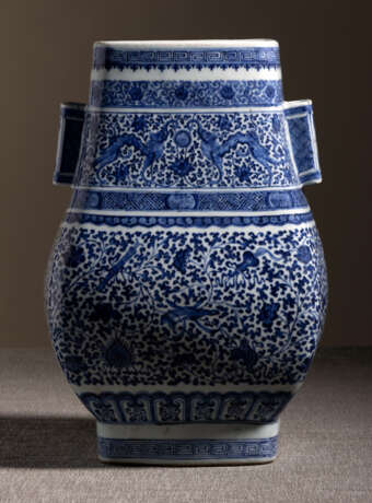 'Hu'-förmige Vase aus Porzellan mit Fabeltieren und Glücksemblemen - photo 1