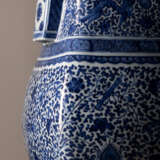 'Hu'-förmige Vase aus Porzellan mit Fabeltieren und Glücksemblemen - Foto 2