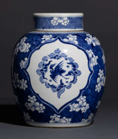Deckelvase mit unterglasurblauem Dekor von Kranichen und Pflaumenblüten - photo 1
