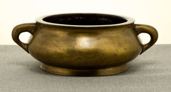 Flach gebauchter Weihrauchbrenner aus Bronze mit zwei seitlichen Handhaben - Foto 1