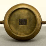 Flach gebauchter Weihrauchbrenner aus Bronze mit zwei seitlichen Handhaben - фото 2