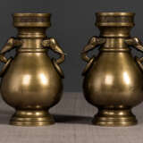 Paar Balustervasen aus Bronze mit Elefanten-Handhaben und losen Ringhenkeln - Foto 1