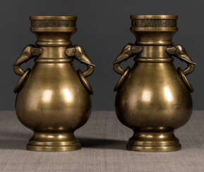 Paar Balustervasen aus Bronze mit Elefanten-Handhaben und losen Ringhenkeln