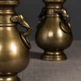 Paar Balustervasen aus Bronze mit Elefanten-Handhaben und losen Ringhenkeln - Foto 2