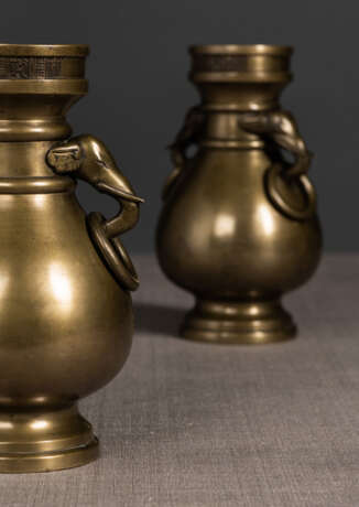 Paar Balustervasen aus Bronze mit Elefanten-Handhaben und losen Ringhenkeln - фото 2