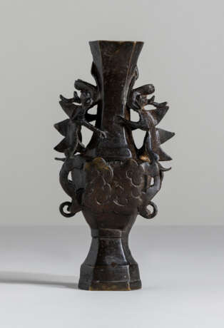 Vase aus Bronze im archaischen Stil mit plastischen Drachen und Wolken in Relief - Foto 1