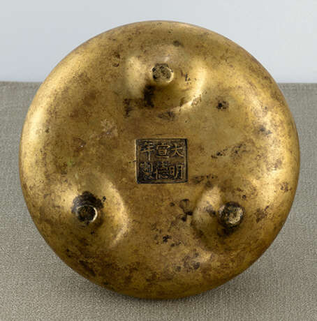 Flacher Weihrauchbrenner aus Bronze auf drei kurzen Beinen - Foto 2