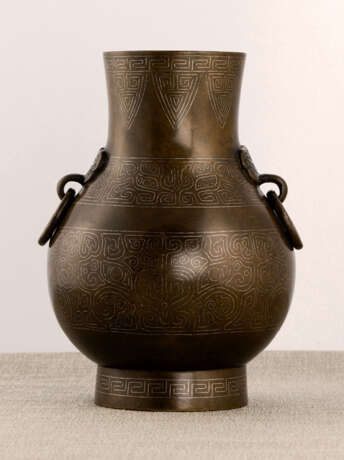 'Hu'-förmige Vase mit Ringhenkeln und Silbereinlagen - Foto 1