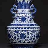Balustervase aus Porzellan mit Lotosdekor und Rankwerk in Unterglasurblau - Foto 1
