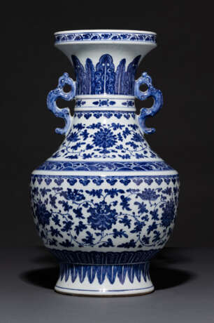 Balustervase aus Porzellan mit Lotosdekor und Rankwerk in Unterglasurblau - photo 1