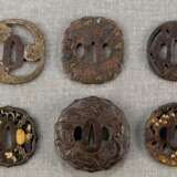 Gruppe von sechs Tsuba aus Eisen, teils mit Vergoldung - фото 1