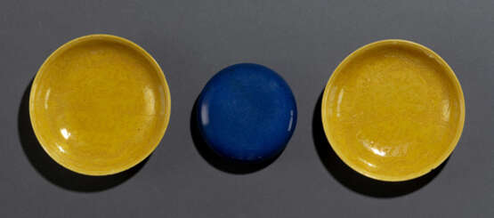 Paar gelbglasierte Schalen mit Drachendekor und puderblau glasierte Deckeldose - фото 1
