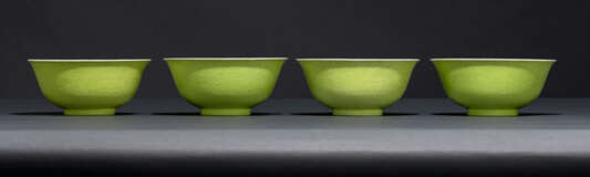 Vier Rundschalen aus Porzellan mit giftgrünem Fond und gravierten Drachen aussen - фото 1