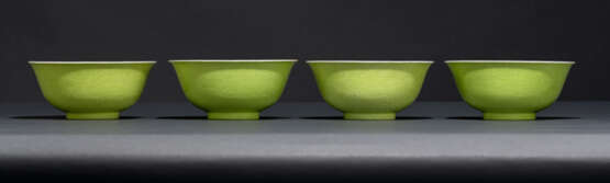 Vier Rundschalen aus Porzellan mit giftgrünem Fond und gravierten Drachen aussen - photo 1