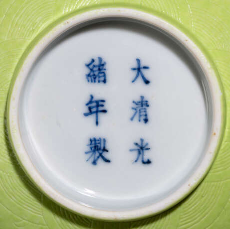 Vier Rundschalen aus Porzellan mit giftgrünem Fond und gravierten Drachen aussen - photo 2