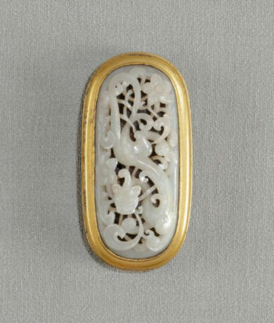 Ovale Gürtelschliesse aus feuervergoldeter Bronze mit geschnitzter Jade-Applike - фото 1