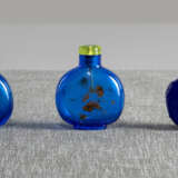 Drei Scnuffbottles aus blauem Glas, eine mit Aventurin gefleckt - Foto 1