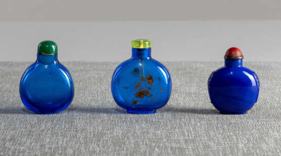 Drei Scnuffbottles aus blauem Glas, eine mit Aventurin gefleckt - photo 1