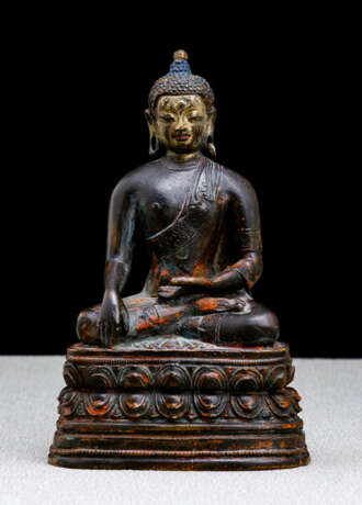 Bronze des Buddha Shakyamuni auf einem Sockel - photo 1
