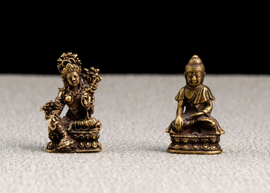 Zwei Miniaturbronzen von Buddha Shakyamuni und Syamatara - Foto 1