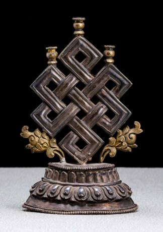 Buddhistisches Altaremblem des 'Endlosen Knoten' aus Silber - photo 1