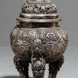 Weihrauchbrenner aus Silber mit buddhistischen Emblemen und floralem Dekor in Relief - Foto 1