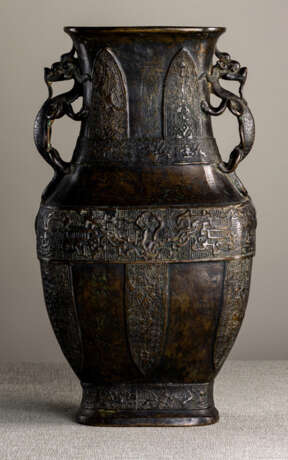 'Hu'-förmige Vase aus Bronze im archaischen Stil mit Drachenhandhaben - фото 1