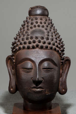 Kopf des Buddha aus Gusseisen auf Holzstand - photo 1