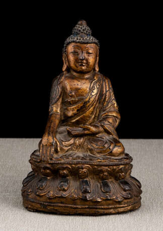Bronze des Buddha Shakyamuni mit Lackvergoldung - photo 1