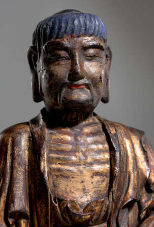 Feine Holzfigur des Buddha Shakyamuni auf einem Felsen sitzend mit Lackvergoldung - photo 2