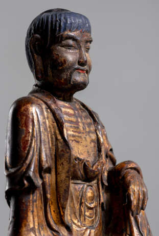 Feine Holzfigur des Buddha Shakyamuni auf einem Felsen sitzend mit Lackvergoldung - photo 3