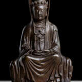 Bronze des Guanyin ein faltenreiches Gewand mit Mantilla tragend, Hartholzsockel - Foto 1