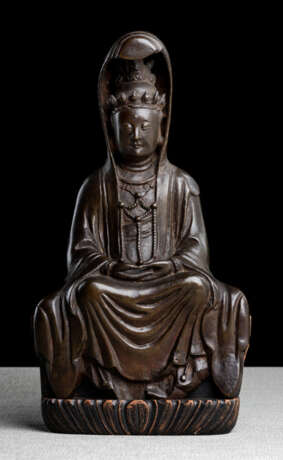 Bronze des Guanyin ein faltenreiches Gewand mit Mantilla tragend, Hartholzsockel - photo 1