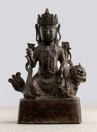 Bronze des Manjushri aus einem Löwen über einem Sockel sitzend - Foto 1