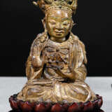 Bronze des sitzenden Guanyin mit Lackvergoldung, Holzstand in Lotosform - Foto 1