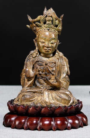 Bronze des sitzenden Guanyin mit Lackvergoldung, Holzstand in Lotosform - photo 1