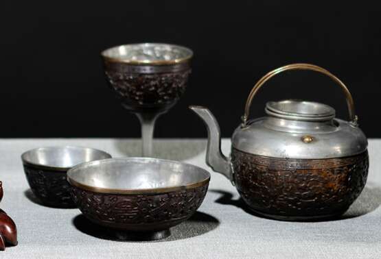 Zwei Schalen, ein Becher und eine Teekanne aus Zinn mit Kokosnuss-Auflage - photo 1