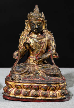 Bronze des Guanyin auf einem Lotos mit großflächig erhaltener Lackvergoldung - фото 1