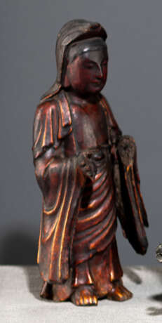 Lackvergoldete Holzfigur des stehenden Guanyin - photo 1