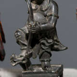 Bronze eines Knaben mit Lotos als Räucherstäbchenhalter - Foto 1